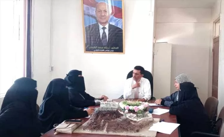 مدير عام "القاهرة" يناقش مع عدد من الناشطات قضايا الخدمات والعمل المجتمعي