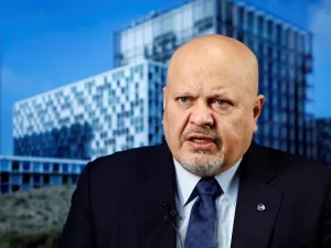 هل تم إجبار كريم خان على الاستقالة؟
