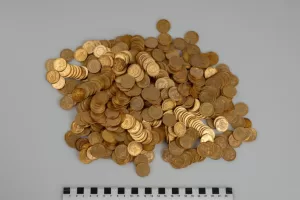 يجد المتجولون ذاكرة التخزين المؤقت الذهبية التي تصل قيمتها إلى 680،000 دولار في جبال التشيك