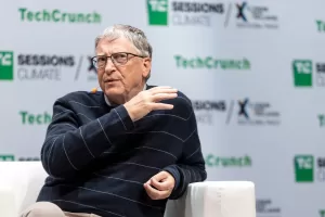 يخبر بيل غيتس مؤسسته أن ينفق كل شيء بحلول عام 2045