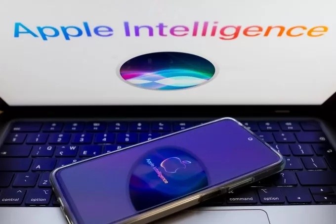 تُعرض Siri من أبل و Apple Intelligence على شاشة هاتف ذكي وفي الخلفية.