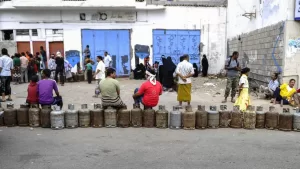 أزمة شديدة في إمدادات الغاز المنزلي تزيد من معاناة سكان عدن في ظل انهيار اقتصادي ومعيشي غير مسبوق – شاشوف