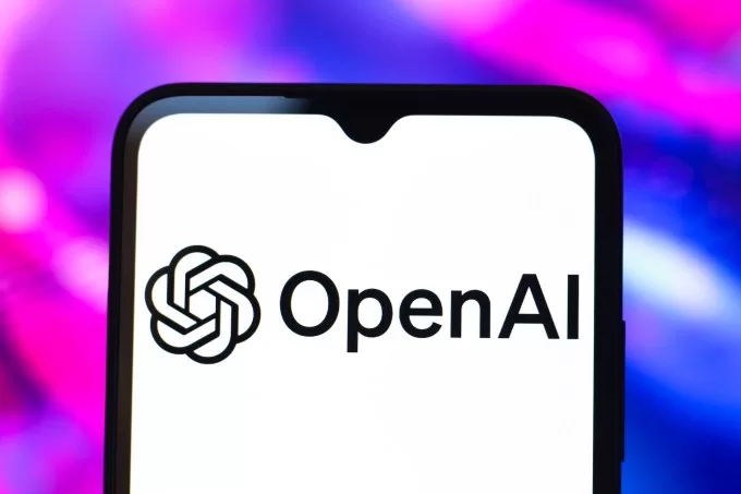 شعار OpenAI يظهر على شاشة هاتف ذكي.