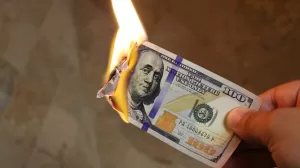 أسوأ حالة يمر بها الدولار الأمريكي منذ 40 عامًا: أسباب تراجع مكانته كعملة احتياطية عالمية – شاشوف
