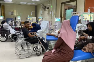 إسرائيل تحرم مرضى وجرحى غزة من العلاج عبر منع سفرهم.