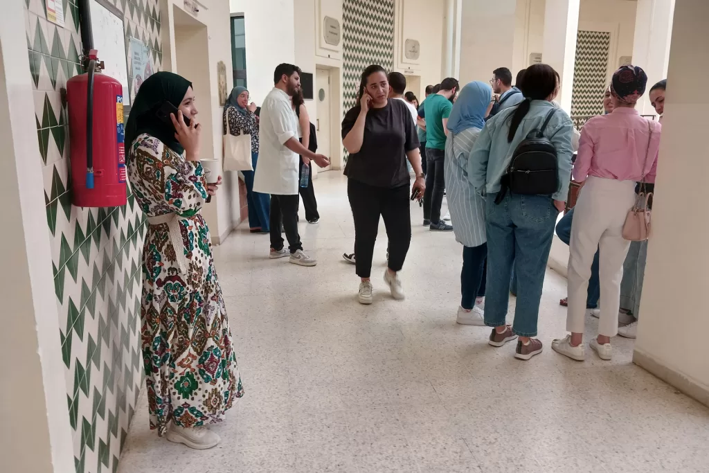 احتجاج الأطباء الشبان في تونس إنذار جديد بالمستشفيات الحكومية