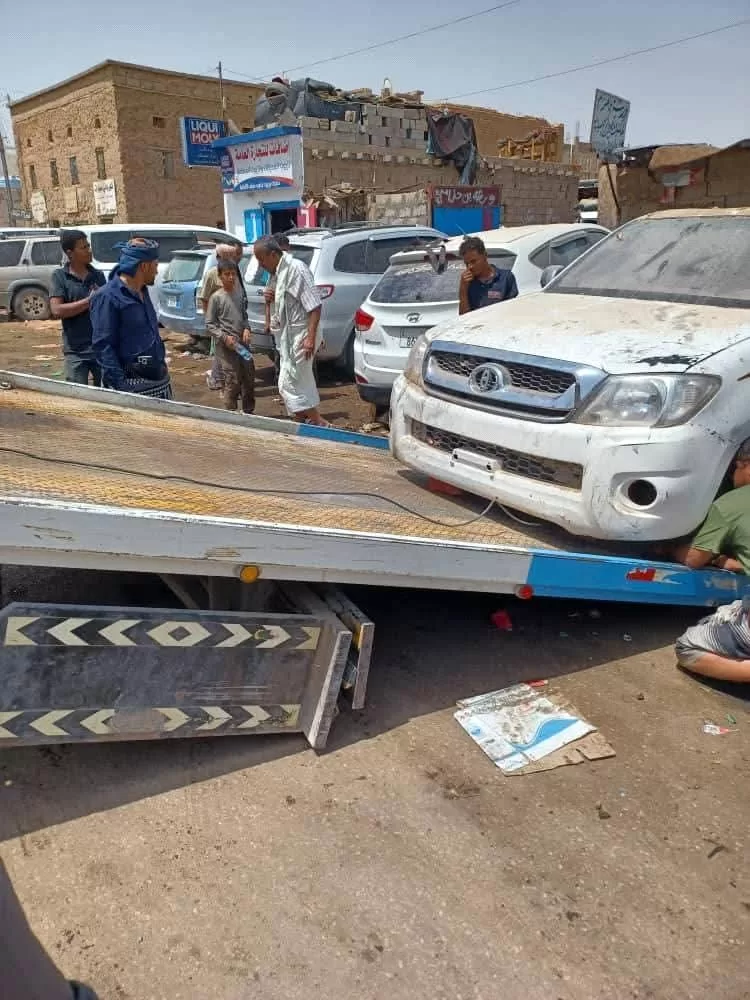 مديرية عتق تطلق حملة لرفع السيارات المتهالكة من شوارع المدينة