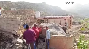 اخبار المناطق – صخرة كبيرة تSقط على منزل مواطن في قرية الحصور بالضالع.. والسلطات المحلية تتدخل