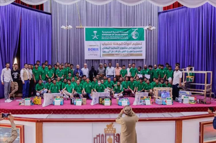 مركز الملك سلمان للإغاثة يسلم حقائب أدوات مهنية لـ 110 شباب في شبوة