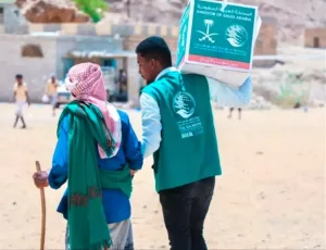 اخبار المناطق – مركز الملك سلمان يقدم 356 سلة غذائية في مديرية غيل باوزير بحضرموت
