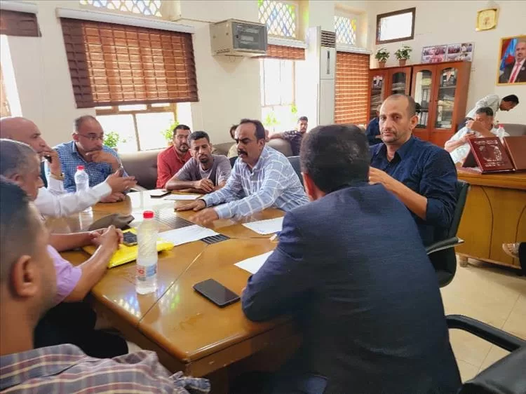 مدير عام خور مكسر يعقد اجتماعًا موسعًا لمناقشة مشاكل الصرف الصحي بالمديرية