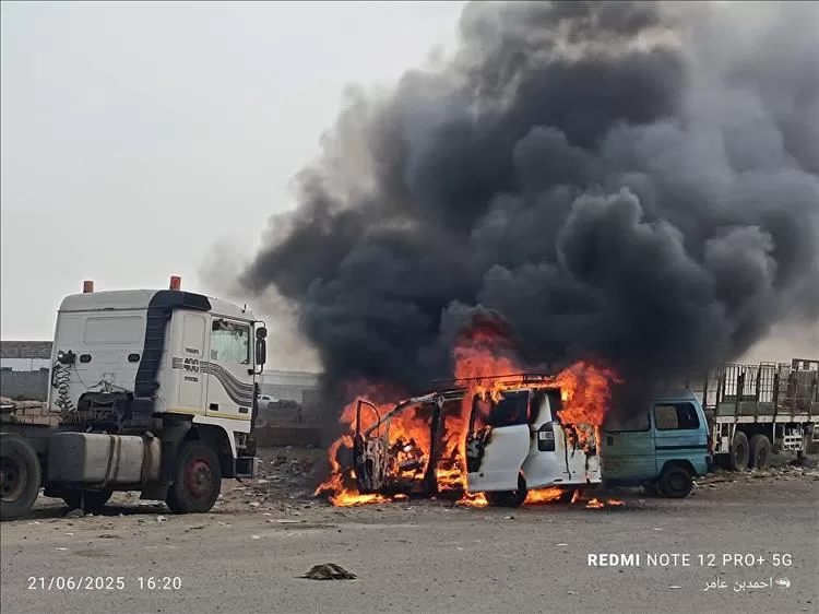 حريق مفاجئ يلتهم باص في الممدارة بعدن