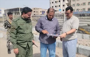 اخبار عدن – رئيس المنصورة يزور موقع إنشاء حديقة التسعين