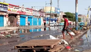 اخبار عدن – شوارع محافظة عدن تتعرض للغمر بمياه الصرف الصحي نتيجة لانقطاع الكهرباء