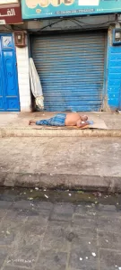اخبار عدن – صورة مؤلمة تجسد المعاناة: مواطن يستلقي على رصيف الشارع في عدن هربًا من حر الصيف.