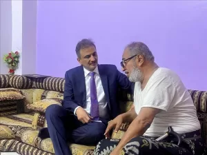 اخبار عدن – محافظ عدن يتفقد الفنان قاسم عمر ويطلع على وضعه الصحي ويعطي توجيهات لدعم احتياجاته الصحية.