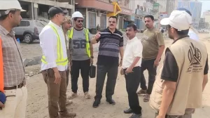 اخبار عدن – مدير عام المنصورة يزور مشروع إعادة تأهيل شارع الخمسين للاطلاع على تقدم العمل