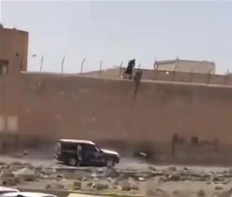 في وضح النهار.. هروب خمسة سجناء مدانين بالقتل من سجن ذمار بتسهيل من قيادات حوثية