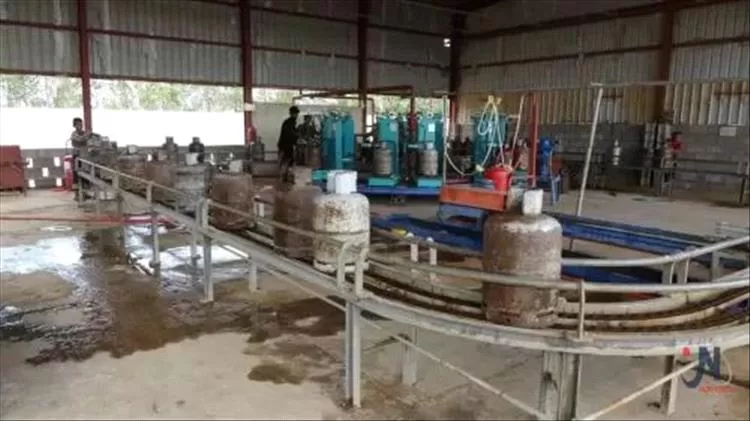 السلطة المحلية بالحديدة توفر الغاز وتضبط المخالفين رغم تعثر وصول كافة المقطورات
