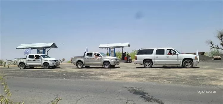 بالصور.. مغادرة وفد "الراية البيضاء" مدينة لودر باتجاه مسقط رأسه في ذمار