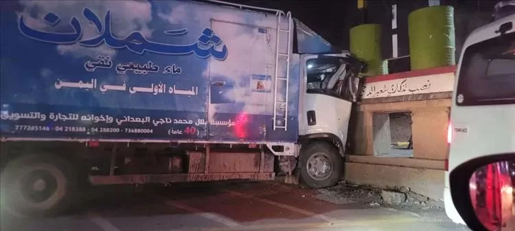 ”اصطدام عنيف لمركبة مياه في تعز تثير رعب المارة”