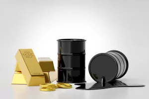 الذهب ينخفض بسبب قوة الدولار، والتوترات تعزز أسعار النفط
