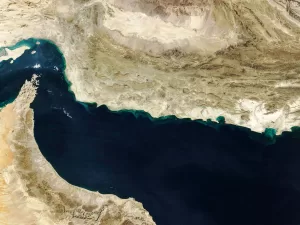 بلومبيرغ: 5 تساؤلات حول ما سيحدث إذا أغلقت إيران مضيق هرمز