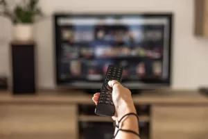 تجاوزت مشاهدات البث المباشر مشاهدات الكابل والإرسال مجتمعتين لأول مرة الشهر الماضي، حسب التقرير