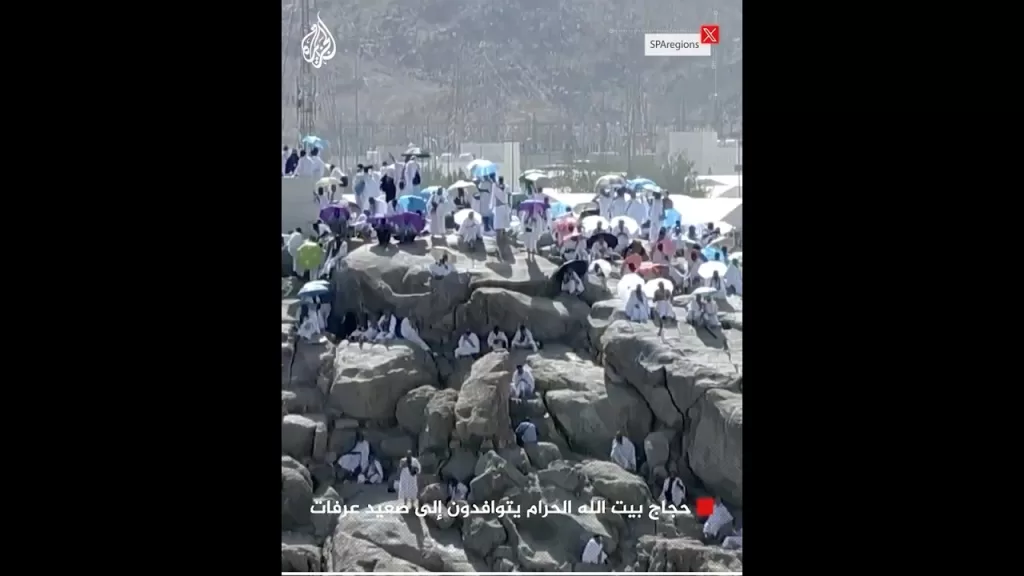 حجاج بيت الله الحرام يتوافدون إلى صعيد عرفات