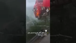شاهد رجل عالق داخل شاحنة تتدلى من حافة جسر منهار في الصين