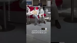 شاهد رفعوا علم فلسطين عليها.. ناشطون يعتصمون بمقر للإذاعة النمساوية لدعمها لإسرائيل