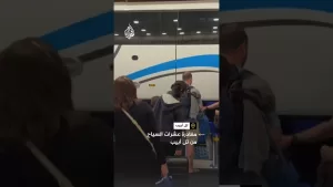 شاهد سياح يغادرون تل أبيب