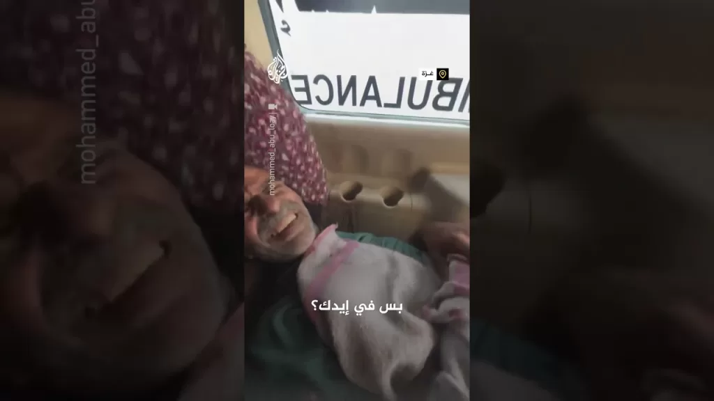 طفل يسأل المسعفين عن حالته بعد إصابته أثناء علاجه في غزة