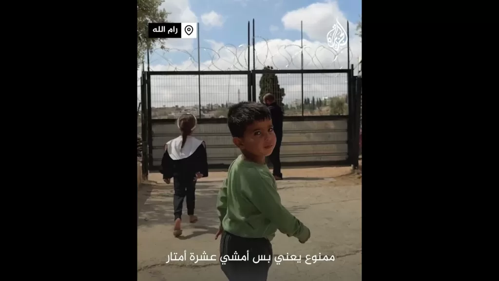 فلسطيني يحصن منزله ضد المستوطنين بأسلاك مكهربة