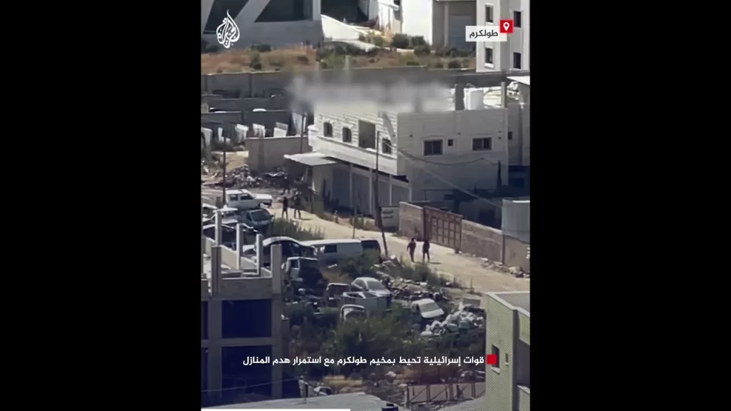 قوات إسرائيلية تحيط بمخيم طولكرم مع استمرار هدم المنازل