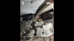 شاهد لحظة إنقاذ طفل ظل عالقا لساعات تحت أنقاض منزله في غزة