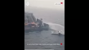 شاهد محاولات إخماد حريق اشتعل بسفينة حاويات قبالة السواحل الهندية