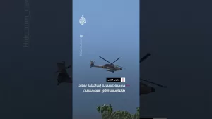 شاهد مروحية عسكرية إسرائيلية تطارد طائرة مسيرة في سماء بيسان