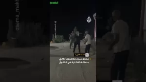 شاهد مستوطنون يهاجمون أهالي أشكارة جنوب الخليل ويصيبون فلسطينيين