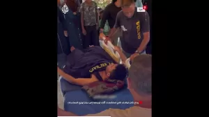 شاهد “نزلوني بدي أحضنها”.. وداع شاب لوالدته التي استشهدت أثناء توجهها إلى مركز توزيع المساعدات