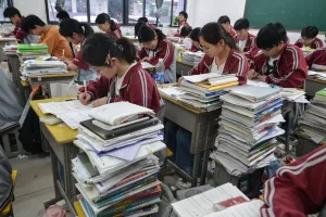 عائلات 13 مليون دعا صيني تواجه أزمة أثناء امتحانات “غاوكاو”