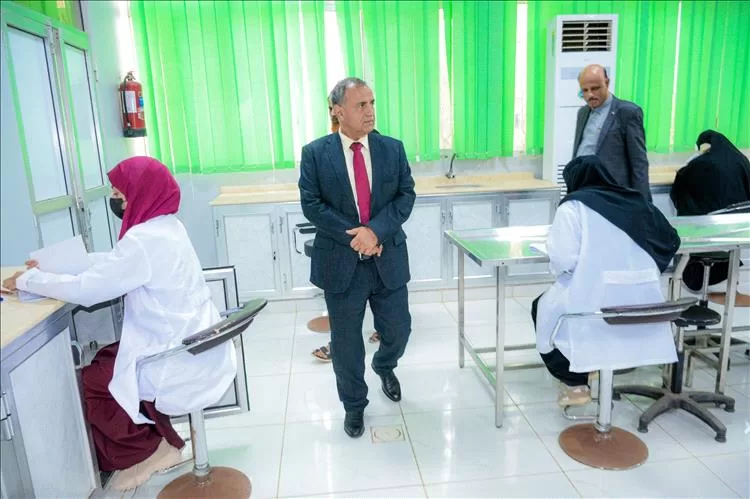 رئيس جامعة عدن يتفقد سير امتحانات الفصل الثاني بكلية الطب