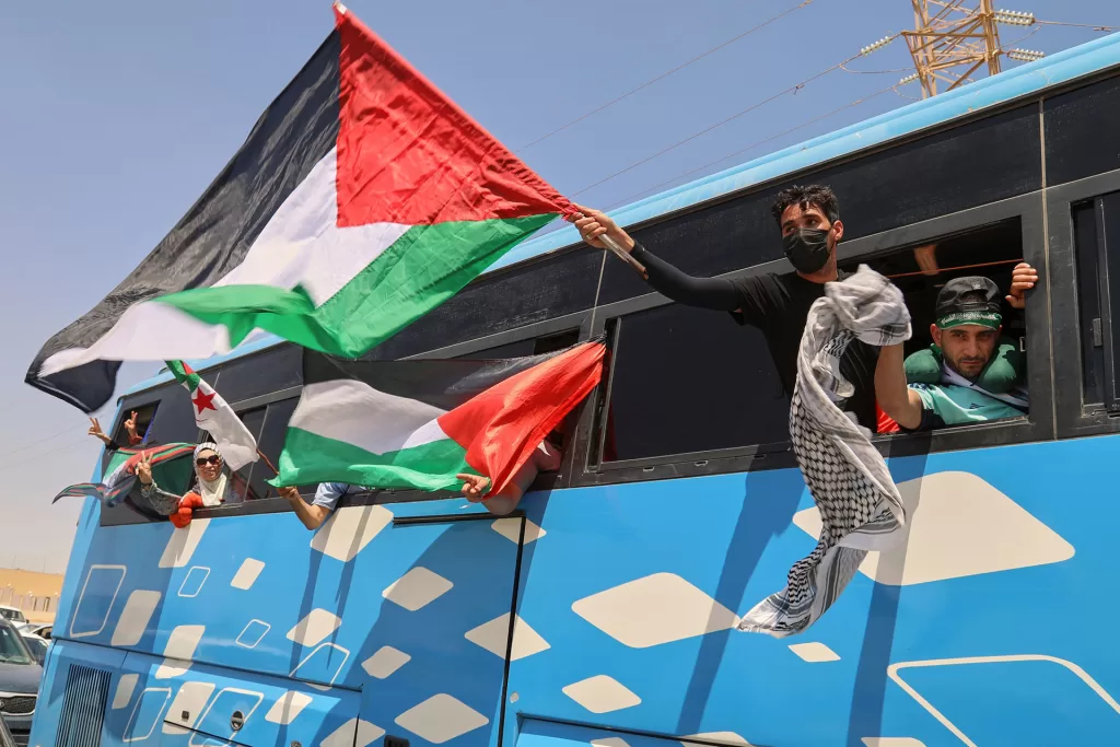 ماذا قال نشطاء "قافلة الصمود" في طريقهم من ليبيا إلى الحدود المصرية؟