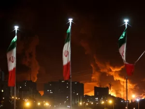 مع انتظار رد إيران: ارتفاع أسعار النفط والضغط على الذهب بفعل قوة الدولار