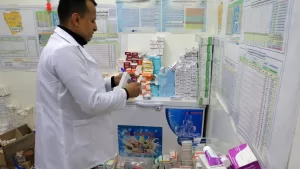 مع تدهور العملة.. الأدوية في اليمن تتحول من علاج إلى ترف مميت – شاشوف