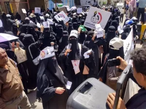 نقابة المعلمين في تعز: المسؤولون يحصلون على رواتبهم بالدولار بينما المعلمون واجهوا العيد دون رواتب – شاشوف