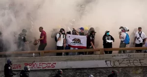 واشنطن بوست تجمع آراء ألف أمريكي حول مظاهرات لوس أنجلوس