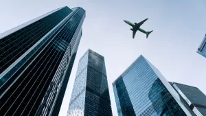 هل من الآمن السفر إلى دبي؟ أحدث المعلومات حول إغلاقات الأجواء، تأخيرات الرحلات، وتنبيهات الحكومة