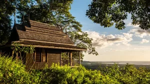 31 موقعاً للإيجار عبر Airbnb بإطلالات مذهلة، من سانتوريني إلى سريلانكا