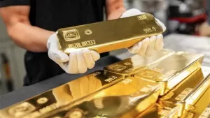 أسعار الذهب تنخفض مع تراجع قيمة الدولار